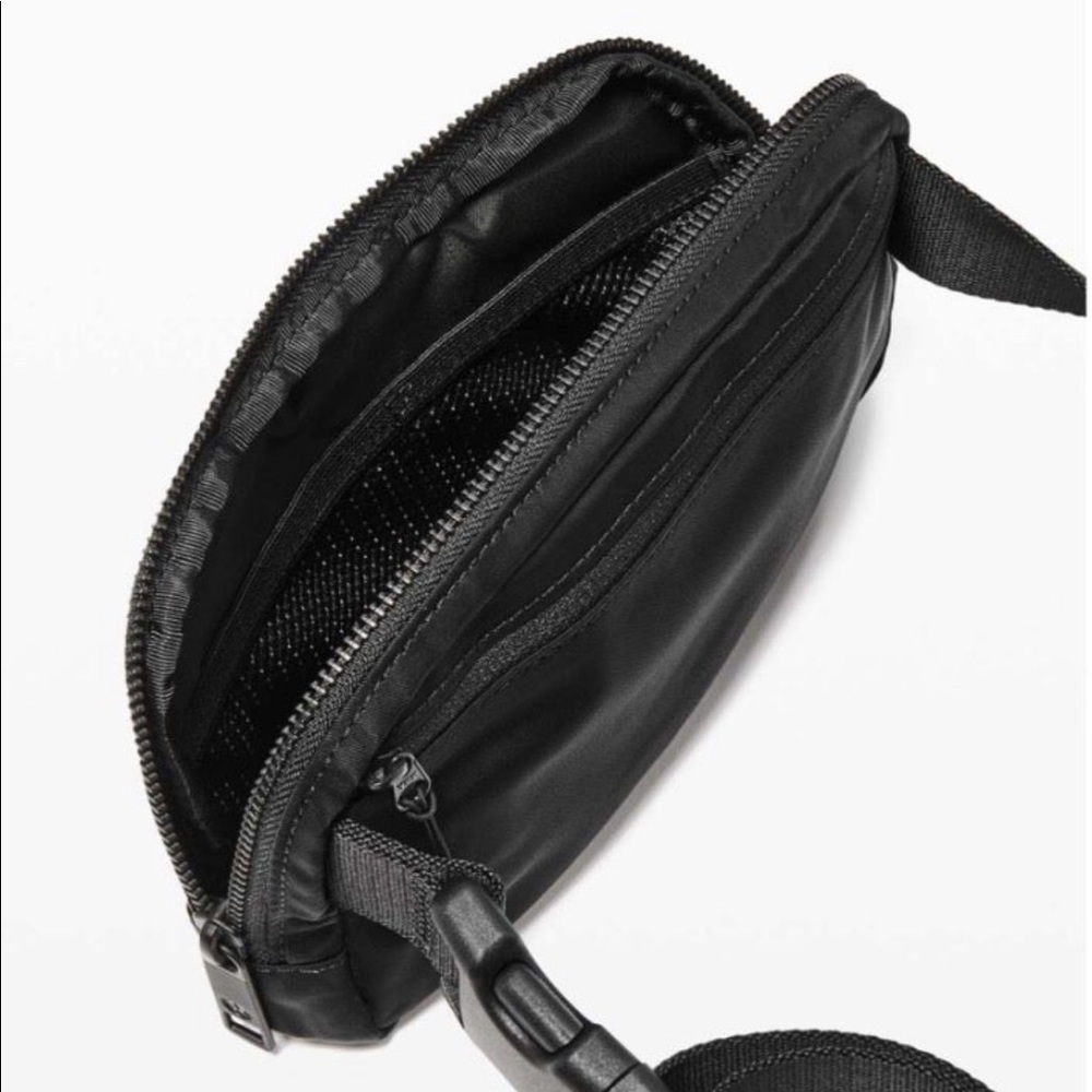 LAST ONE NWT Lululemon Everywhere Belt Bag in matte black Rare - Picture 8 of 10